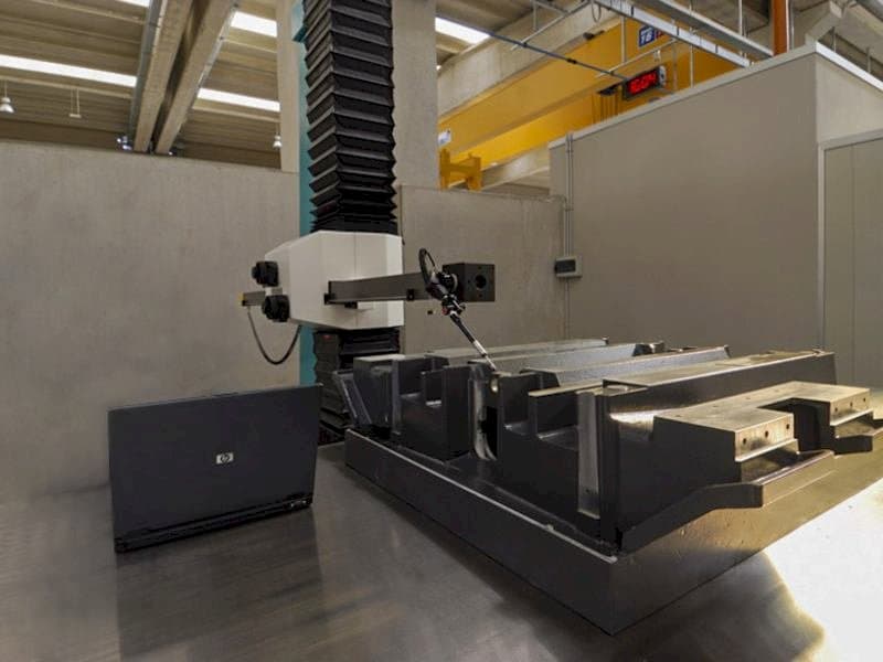 Vue de face de la machine Hexagon Metrology Poli Globo