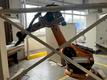Vue de face de la machine KUKA KR-240-2