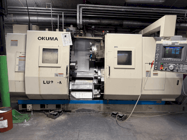 Vue de face de la machine Okuma LU2-M