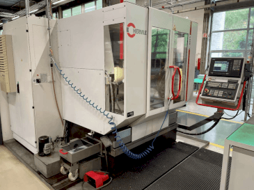 Vue de face de la machine HERMLE C800V