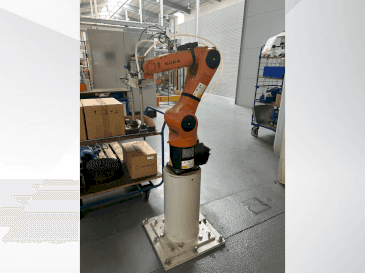Vue de face de la machine KUKA KR 6 R900 fivve