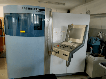Vue de face de la machine DMG SAUER LASERTEC 40  (2008)