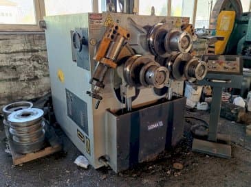 Vue de face de la machine UZMA UPB-100
