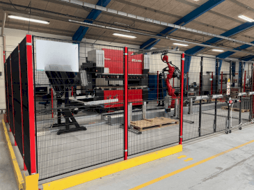 Vue de face de la machine AMADA HFE3i 1003 8 axes L