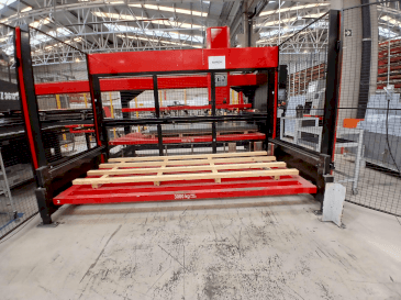Vue de face de la machine AMADA EMZ3612M2