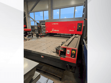 Vue de face de la machine AMADA LC 2415 A3