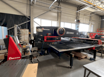 Vue de face de la machine AMADA EM2510NT