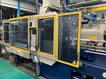 Vue de face de la machine Krauss Maffei 250-1900 C2 (2005)