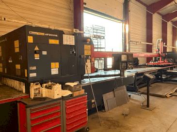 Vue de face de la machine AMADA LC2415 alpha3