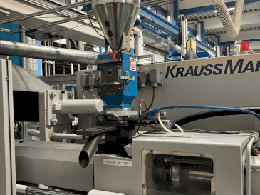Vue de face de la machine Krauss Maffei 125-520 C1