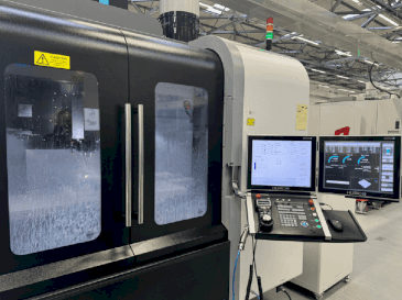 Vue de face de la machine Hurco VMX42HSRTi