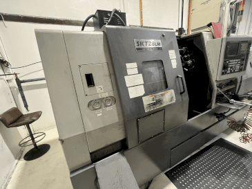 Vue de face de la machine Hyundai Kia SKT 28 LM