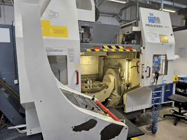 Vue latérale de la machine KOVOSVIT MAS MCU 630V-5X