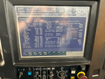 Vue de face de la machine AMADA Astro 100 NT