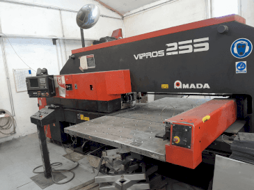 Vue de face de la machine AMADA Vipros 255
