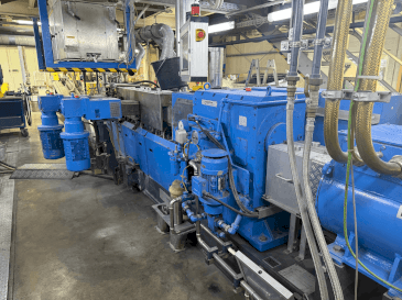 Vue de face de la machine COPERION ZSK 50 MCC+