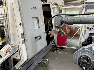 Vue de face de la machine Okuma Twinstar LT300-M