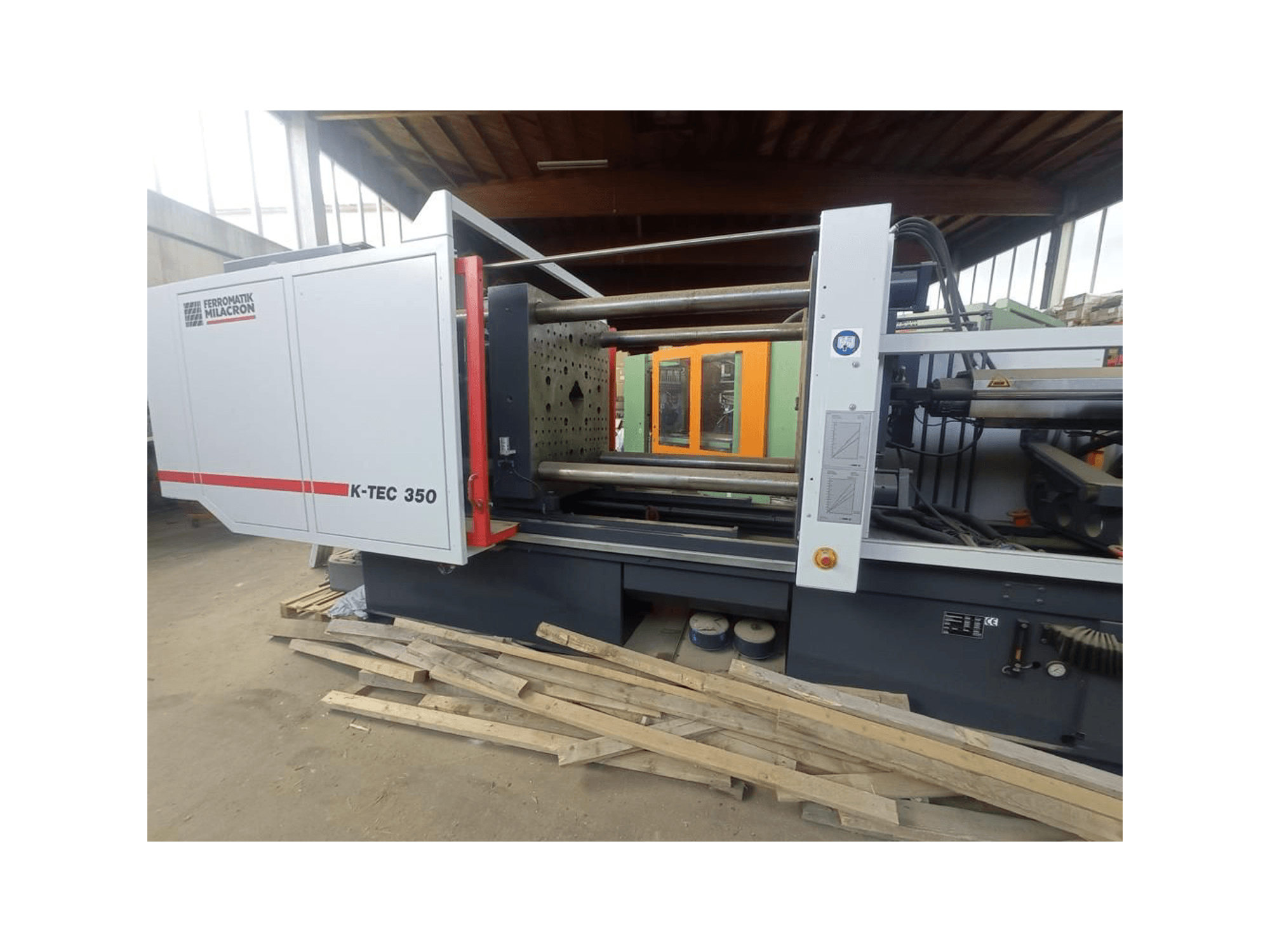 K-TEC 350 de Ferromatik Milacron, vue de côté, présentant ses machines complexes et ses commandes opérationnelles.