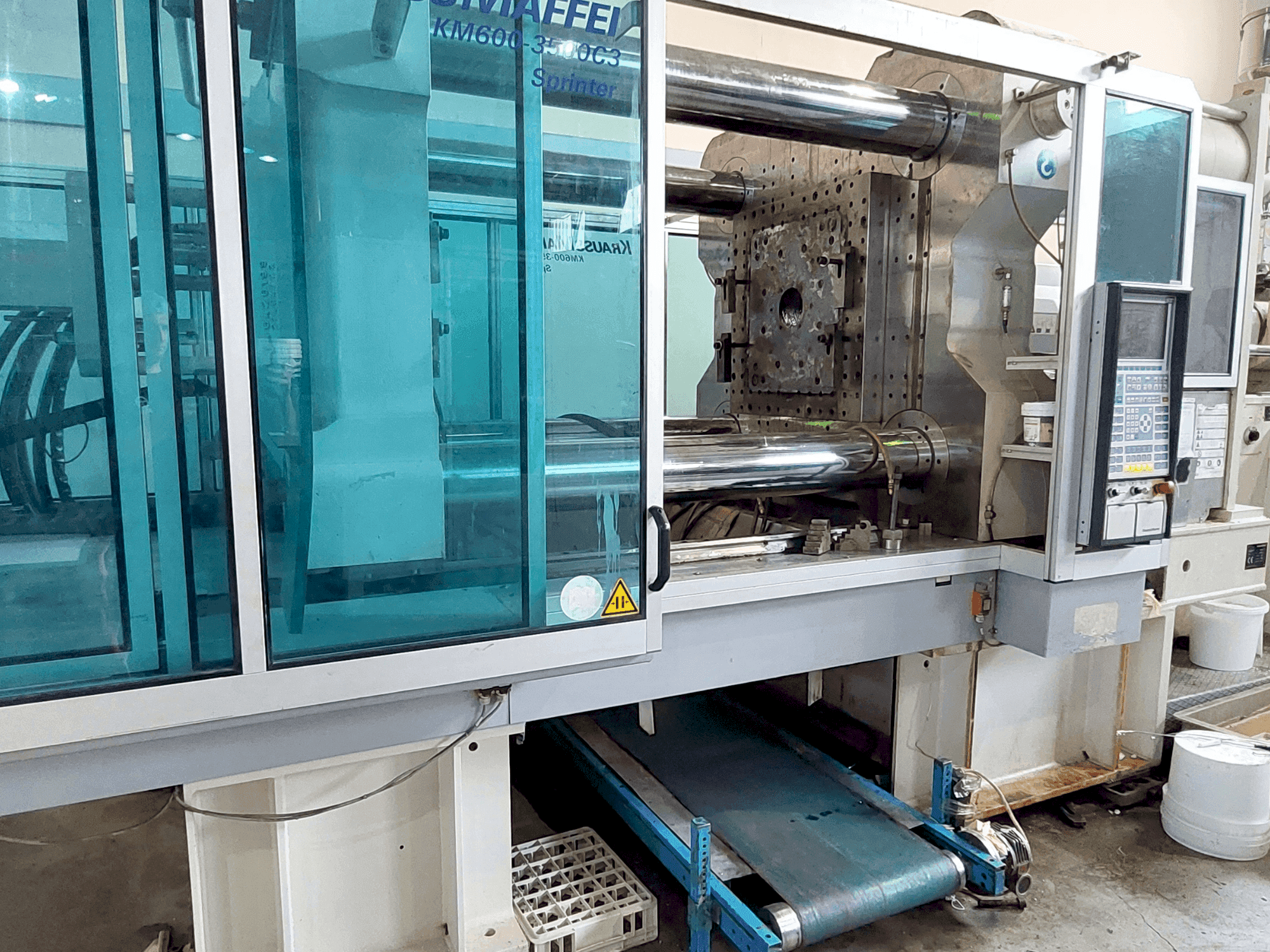 Vue de face de la machine Krauss Maffei 600 - 3500 C3