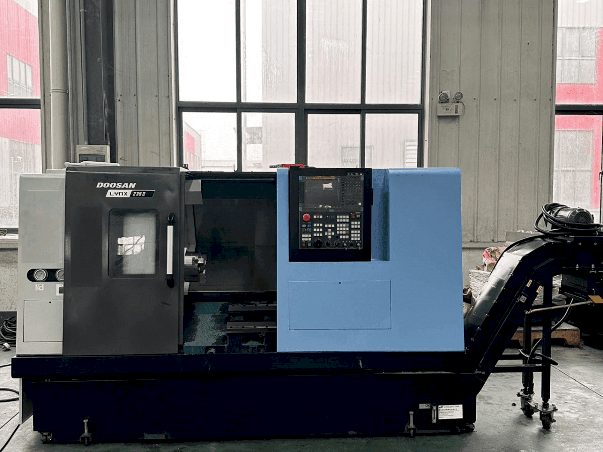 Vue de face de la machine DOOSAN Lynx 235II