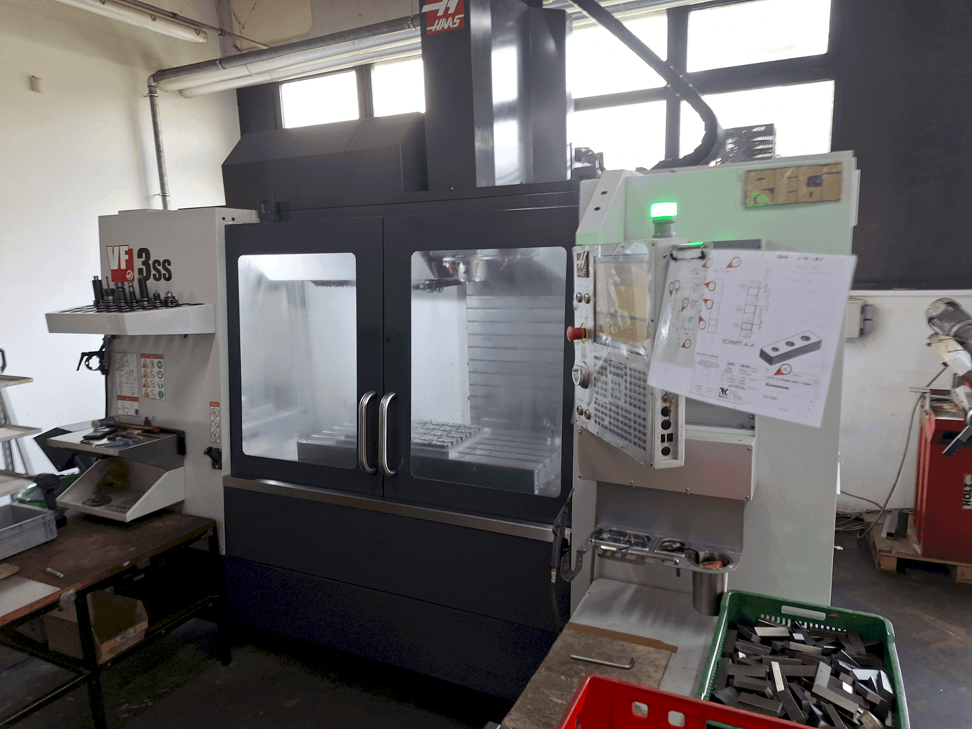 Vue de face de la machine HAAS VF-3SS