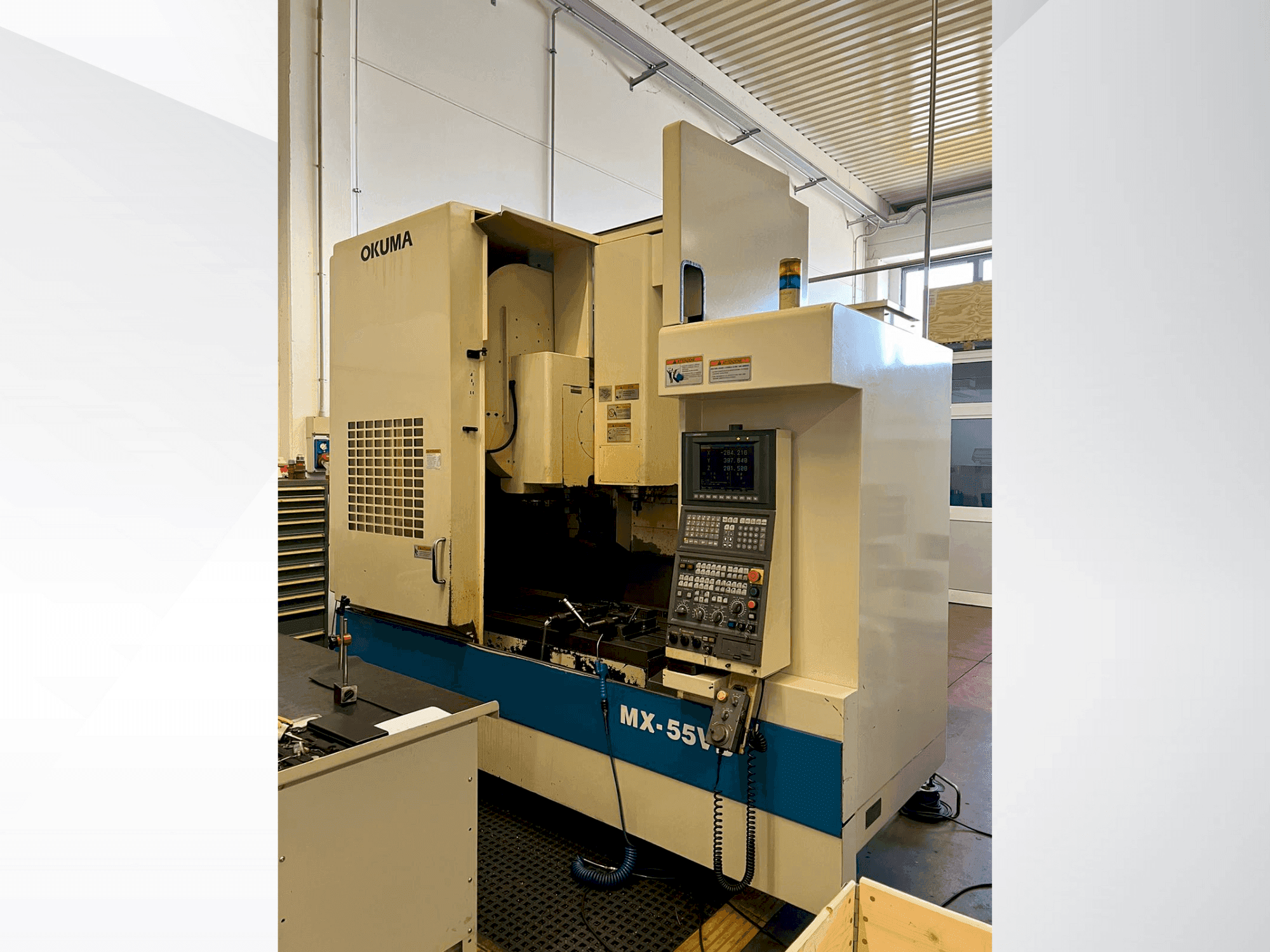 Vue de face de la machine Okuma MX-55VB