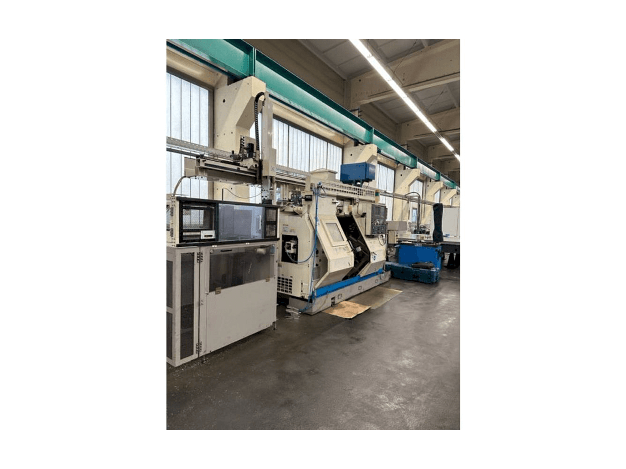 Vue de face de la machine Okuma LT10