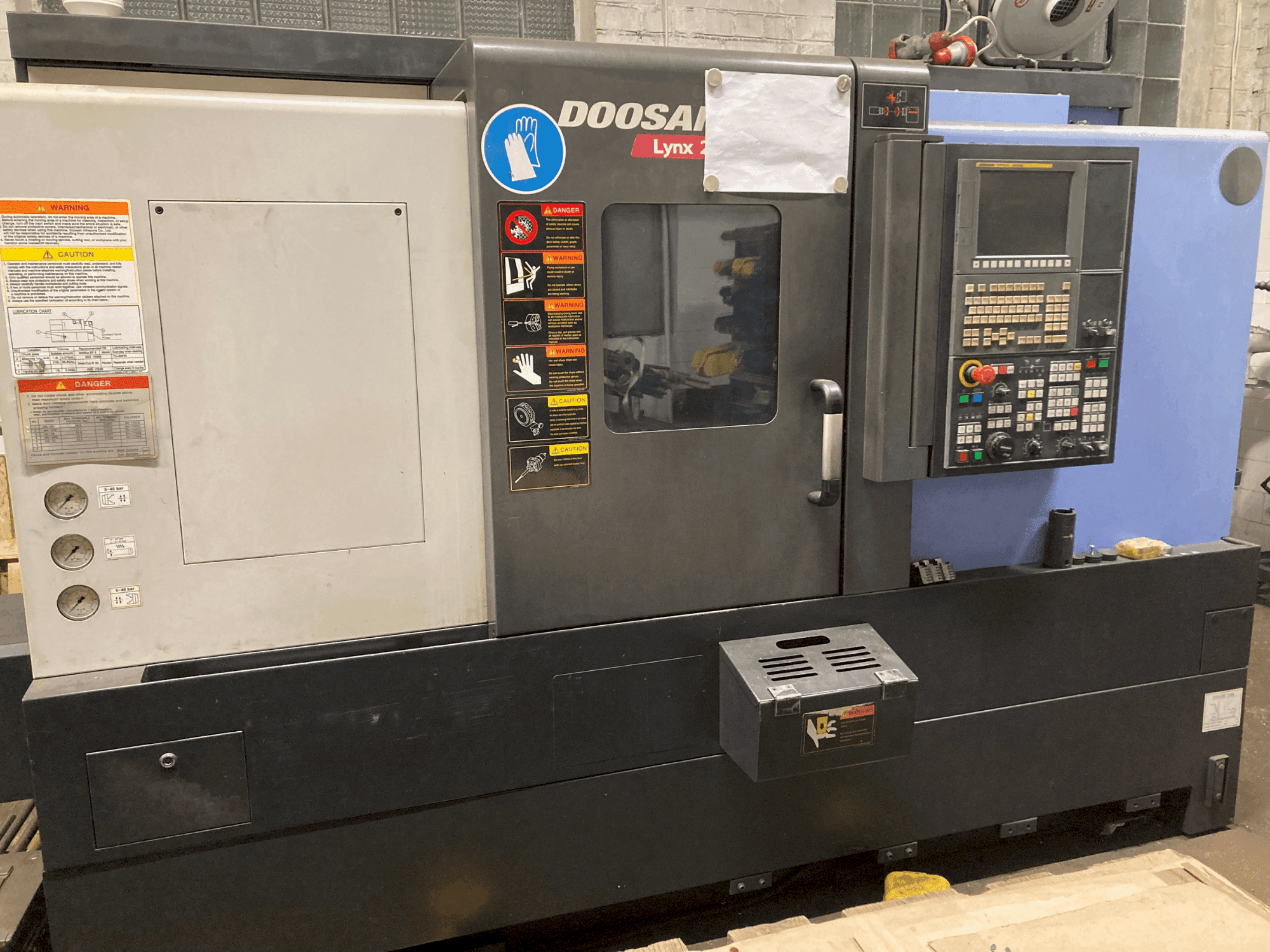 Vue de face de la machine DOOSAN LYNX220LSYA
