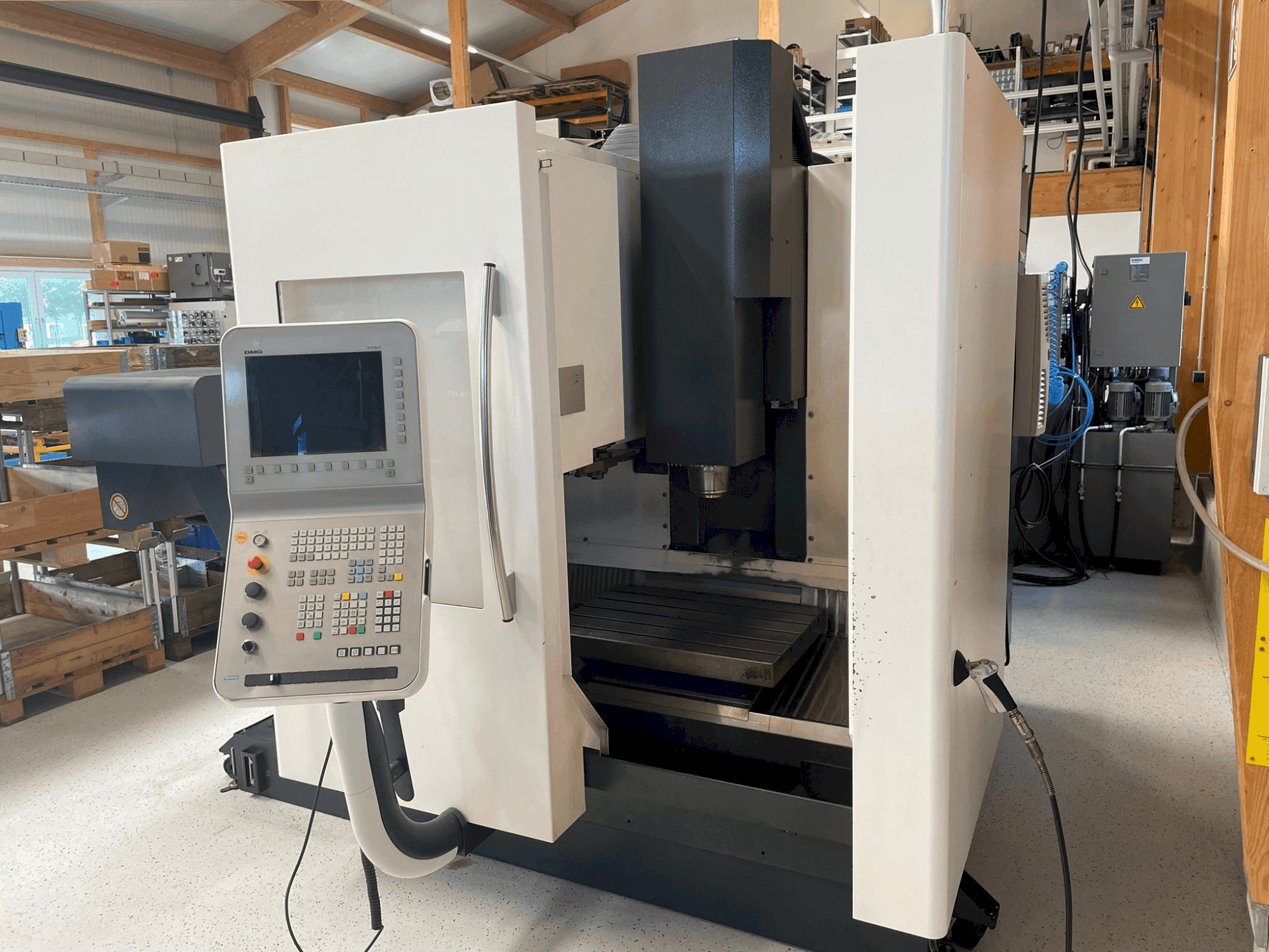 Vue de face de la machine DMG DMC 635 V eco