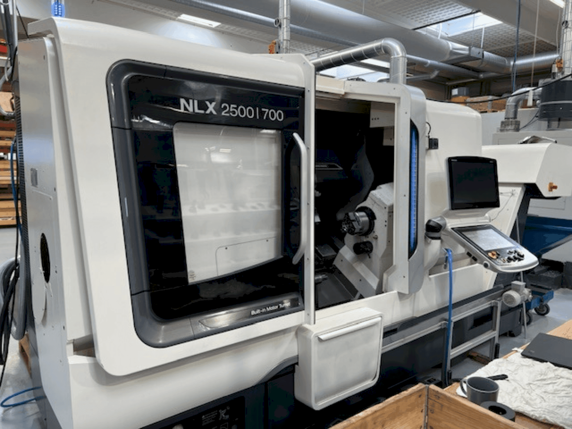 Vue de face de la machine DMG MORI NLX2500SY/700