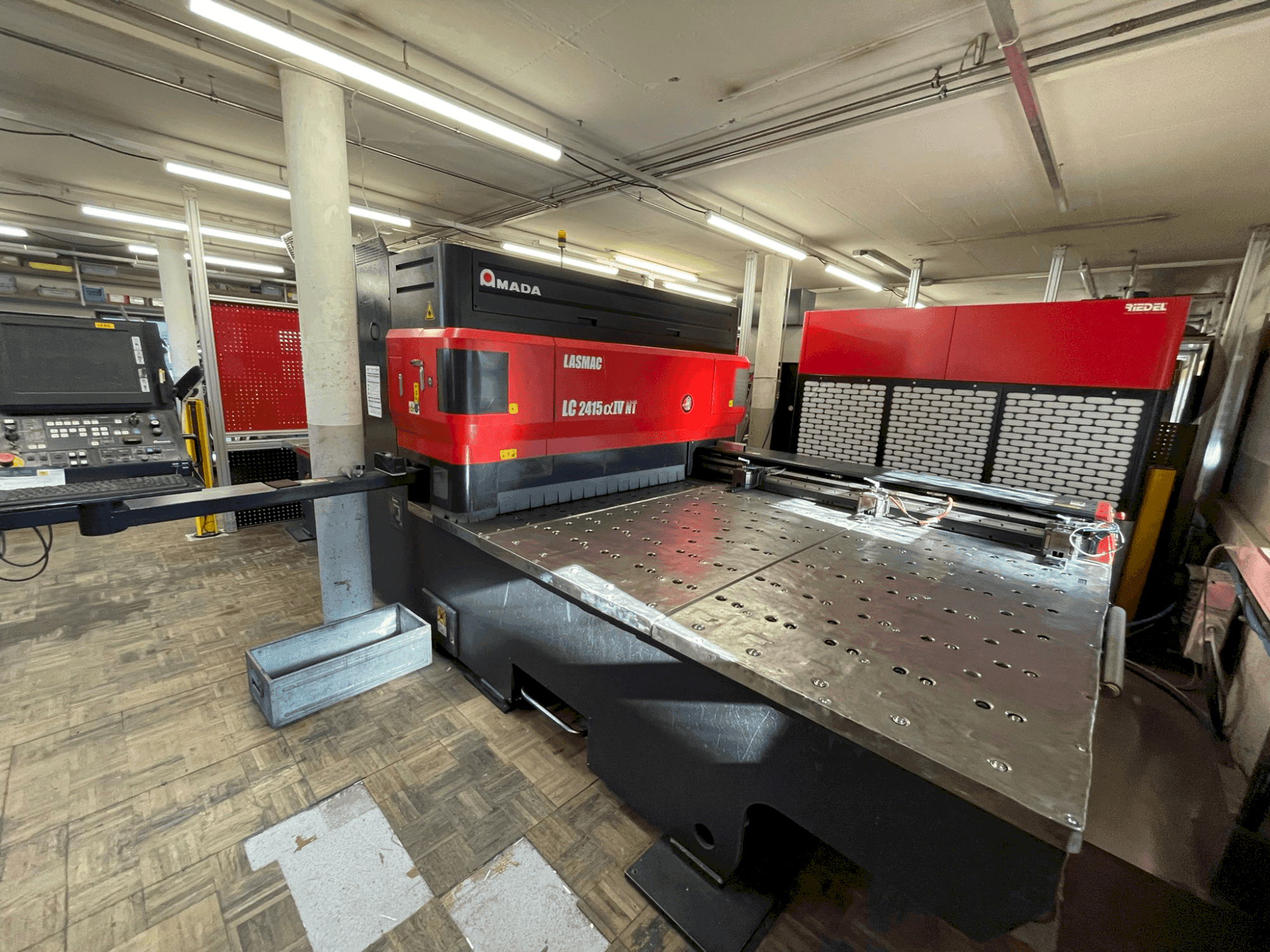 Vue de face de la machine AMADA LC 2415 α-IV NT