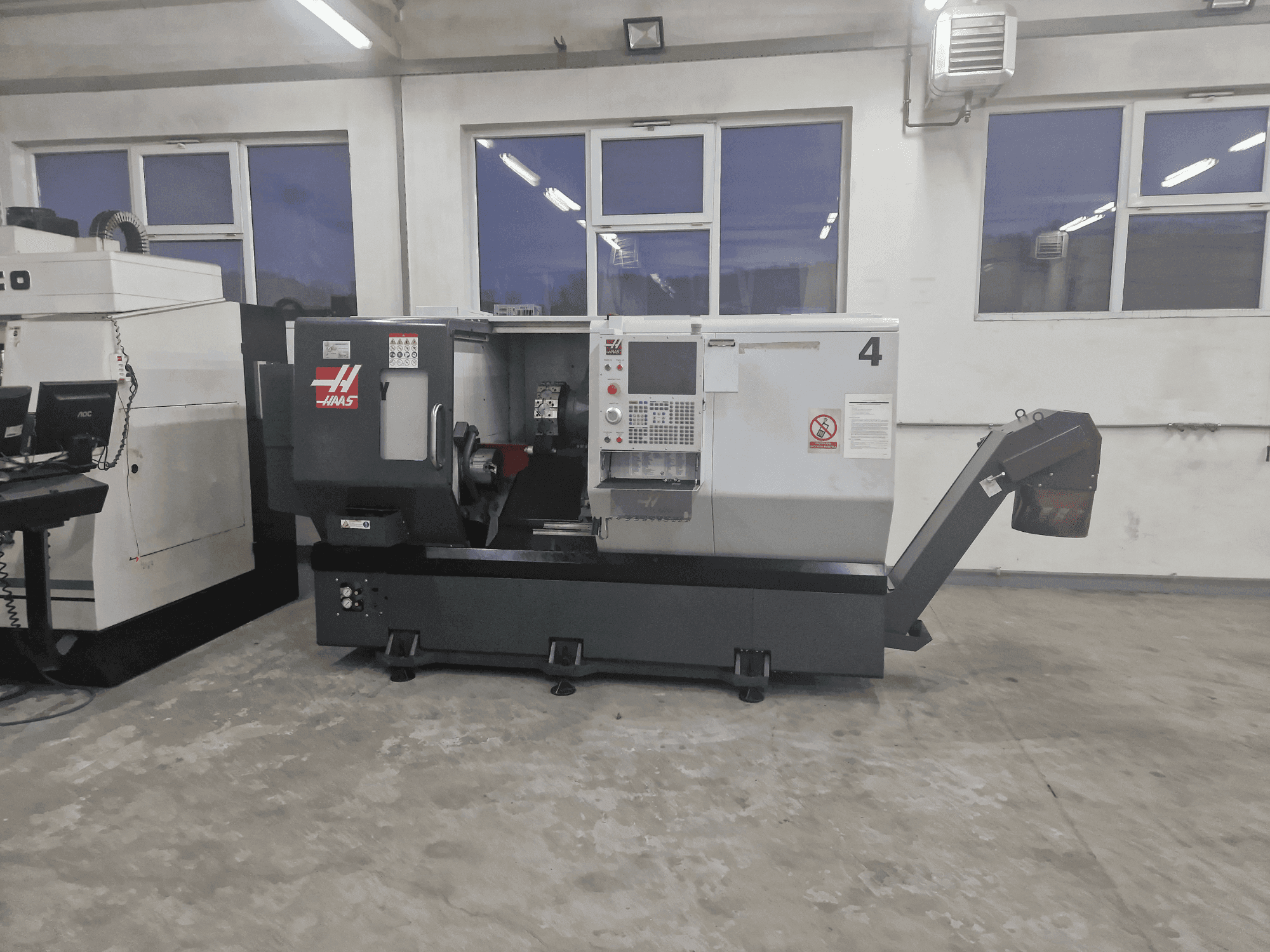 Vue de face de la machine HAAS ST-30Y