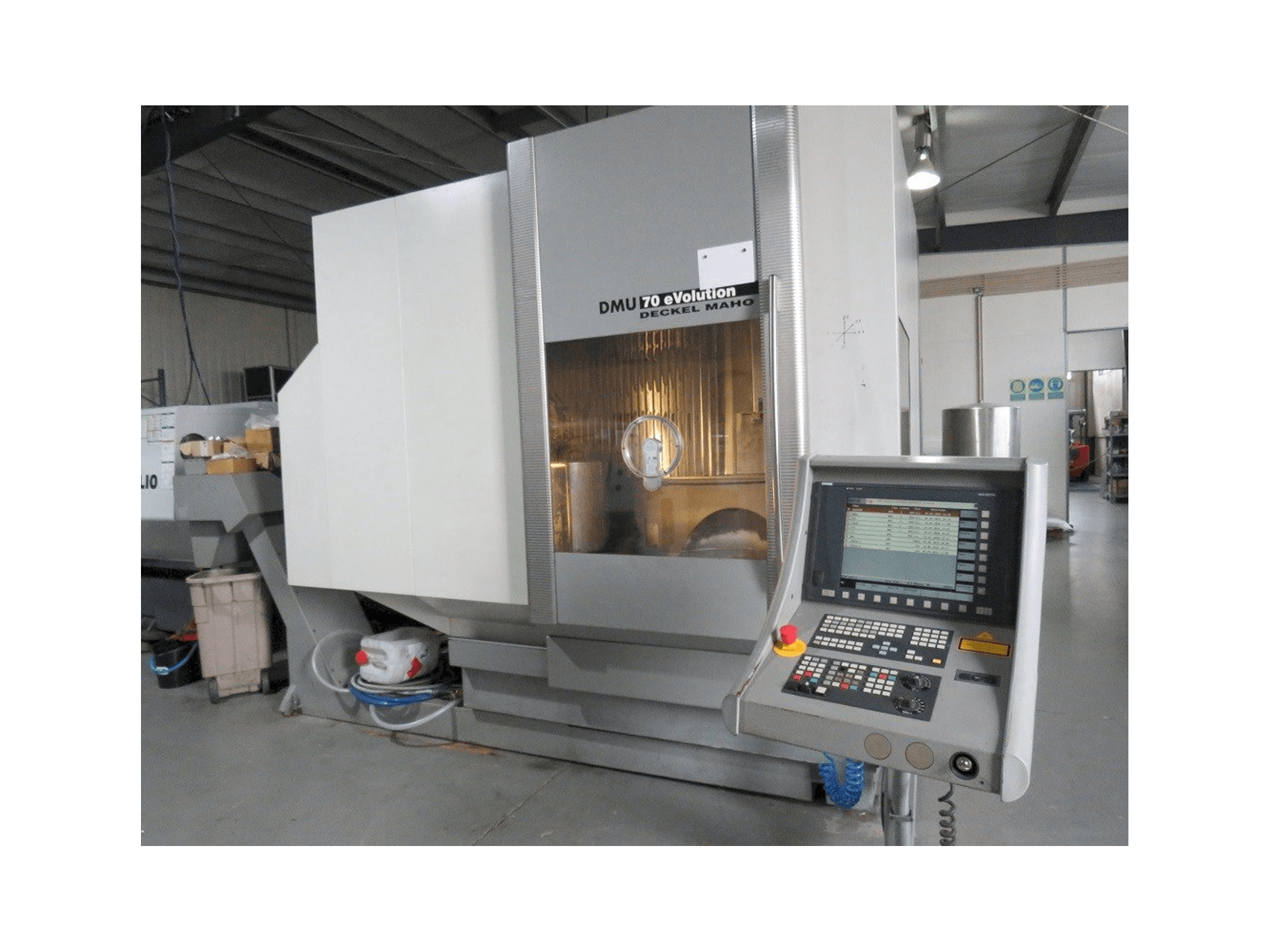 Front view of DECKEL MAHO DMU 70 eVolution machine