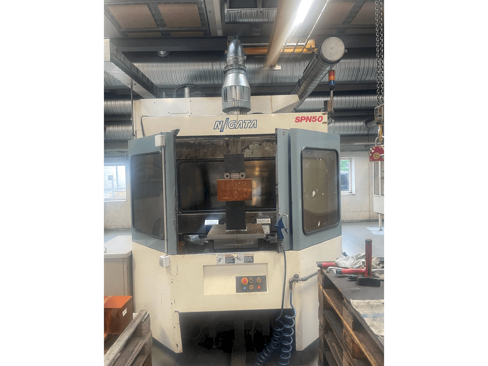 Vue de face de la machine Niigata SPN 50
