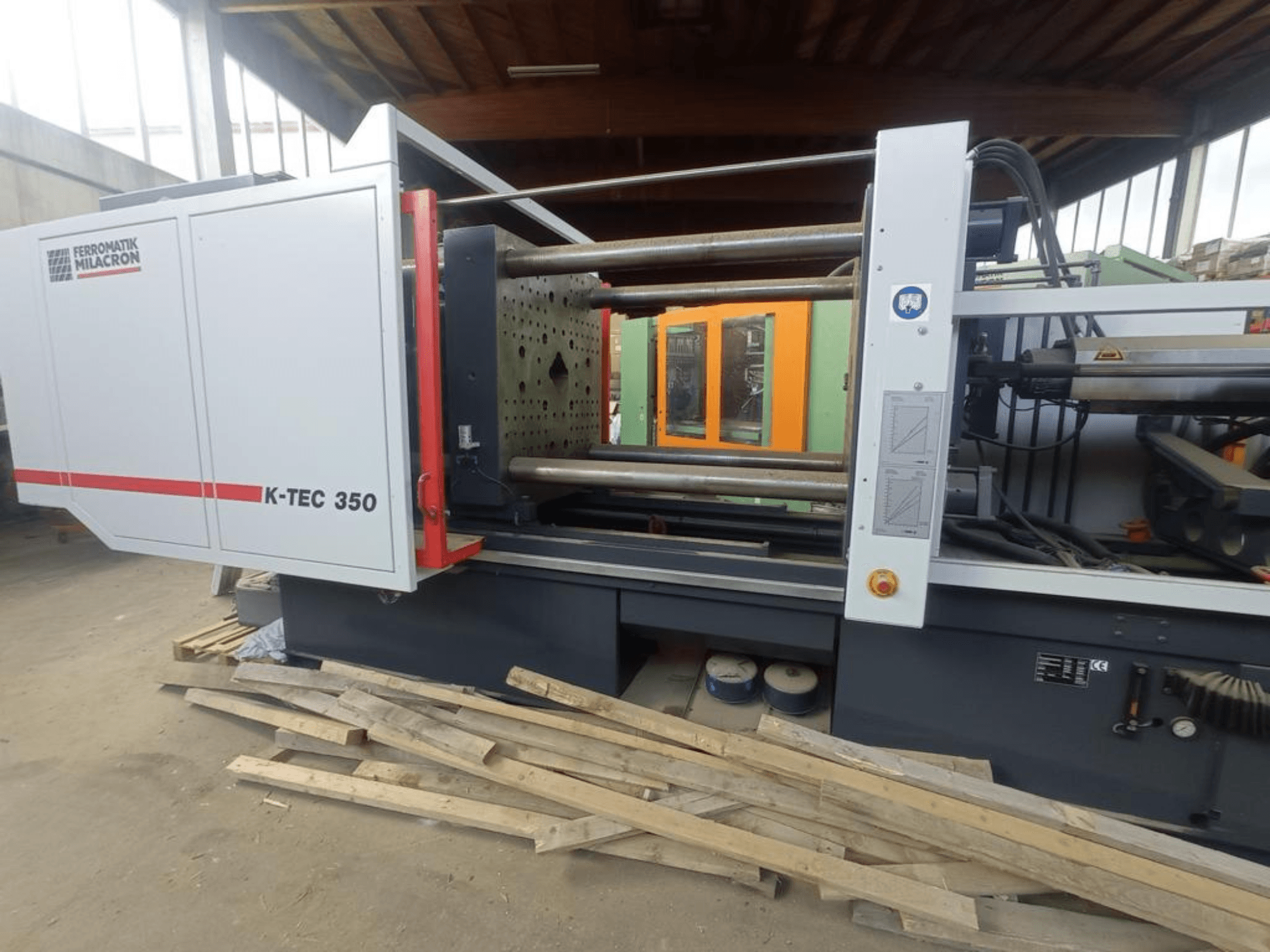 Machine de découpe laser à fibre Prima Power Laser Genius+ 1530 vue de profil, montrant en détail ses composants et ses commandes.
