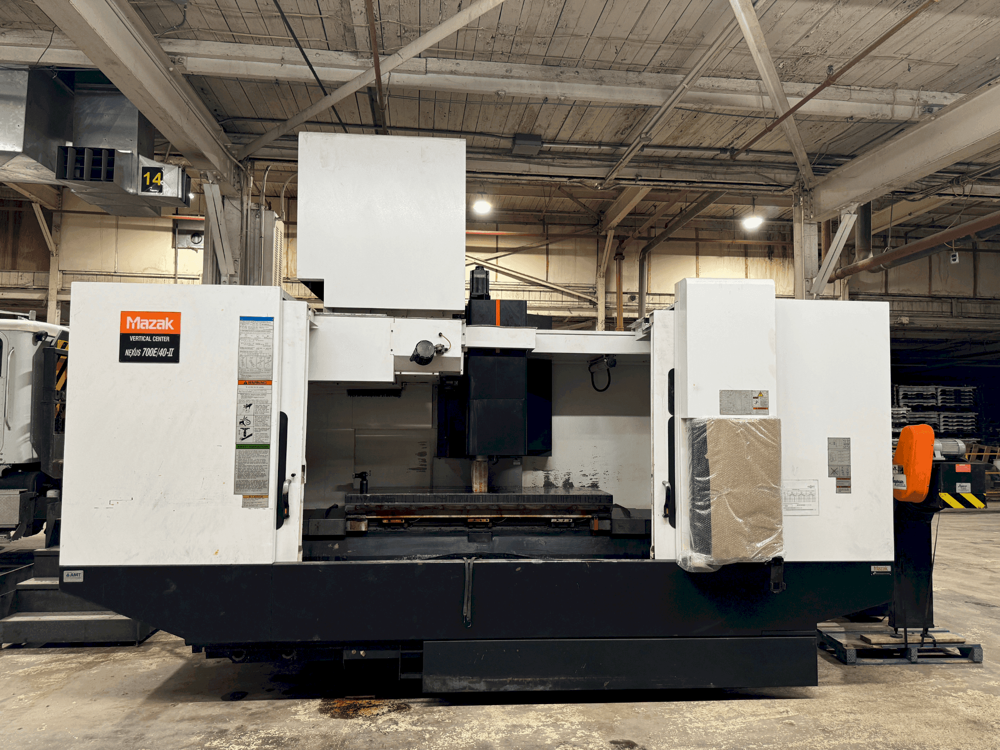 Vue de face de la machine Mazak VCN 700E/40-II