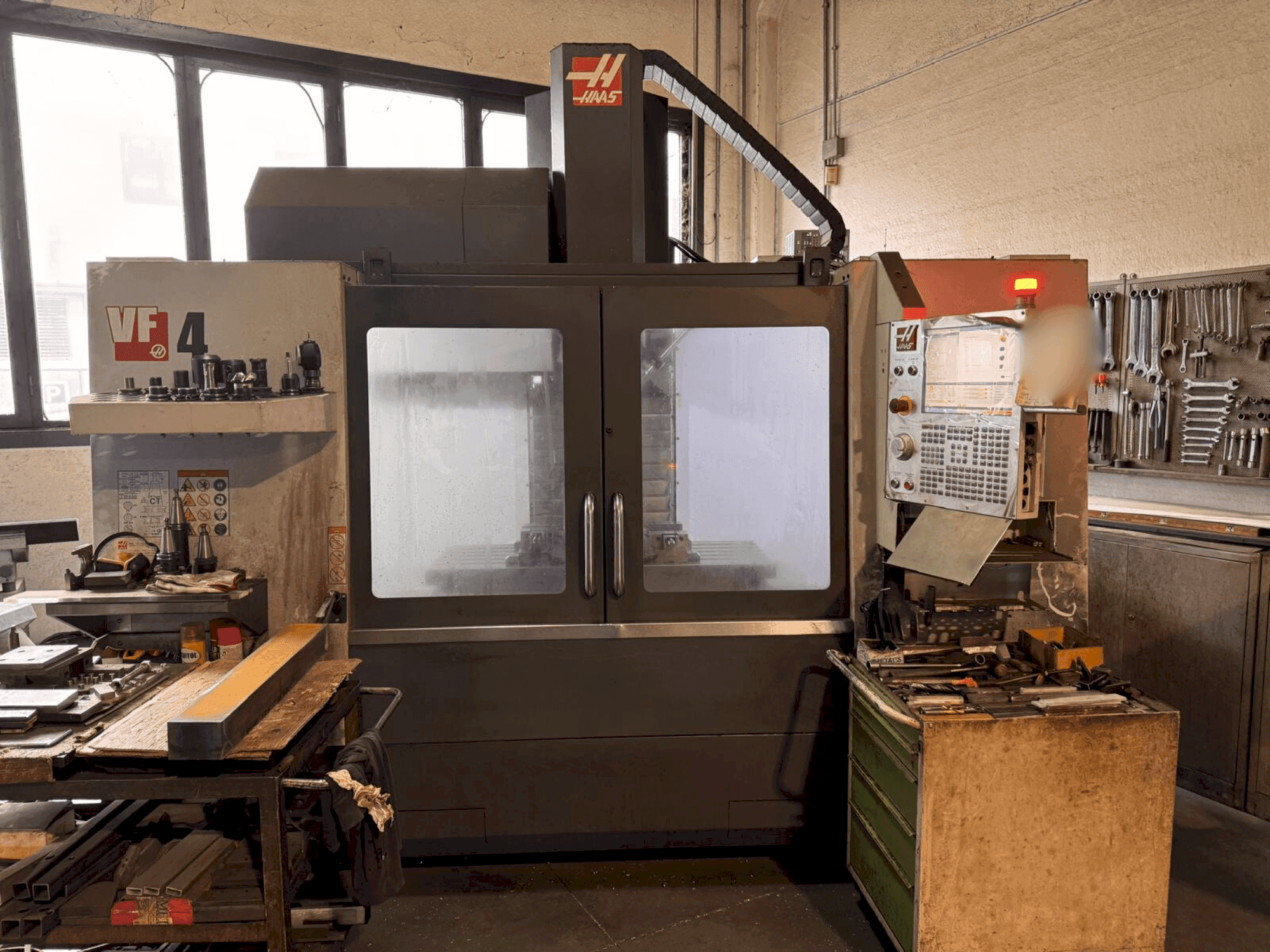 Vue de face de la machine HAAS VF4