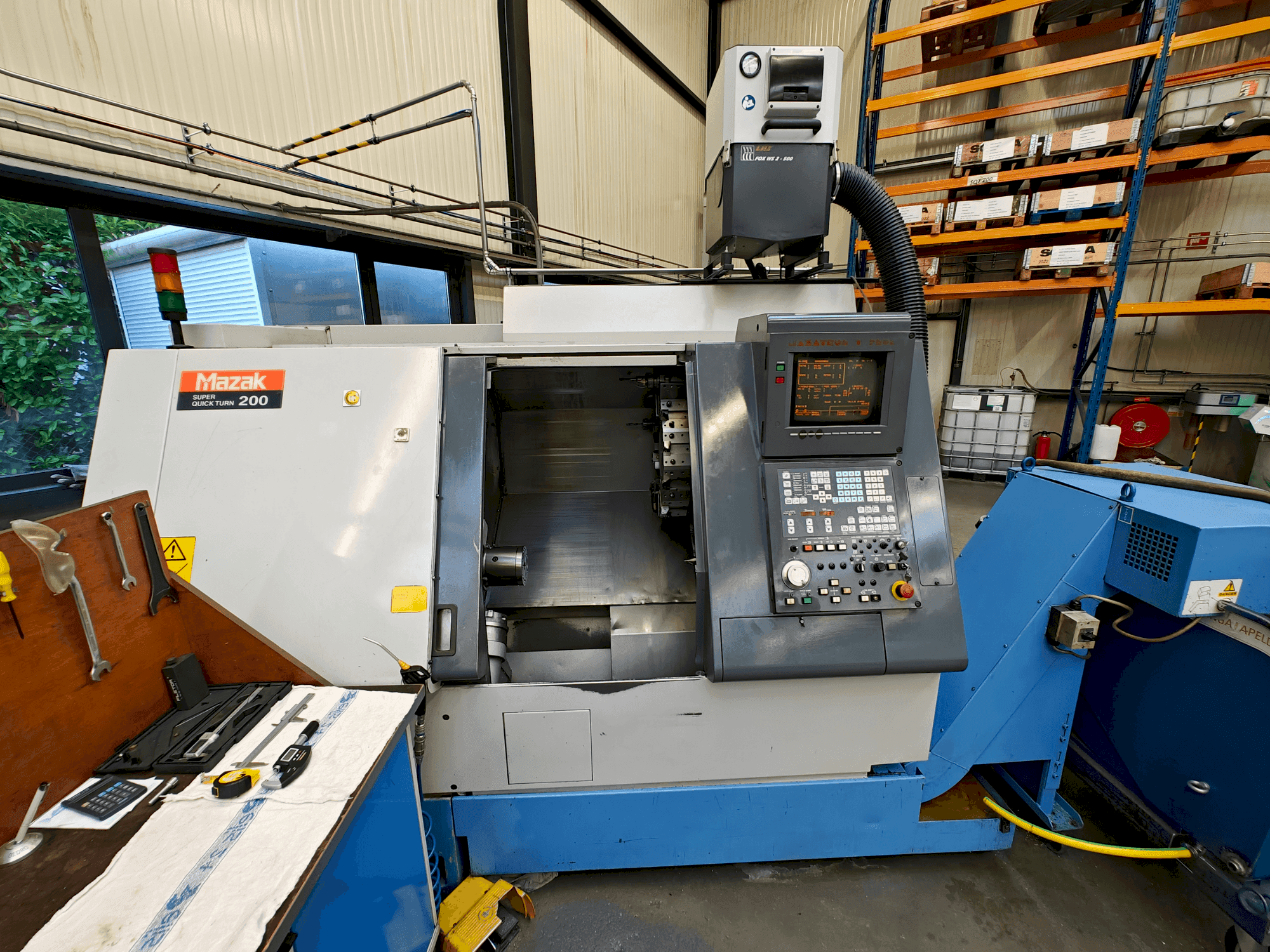 Vue de face de la machine Mazak SQT-200