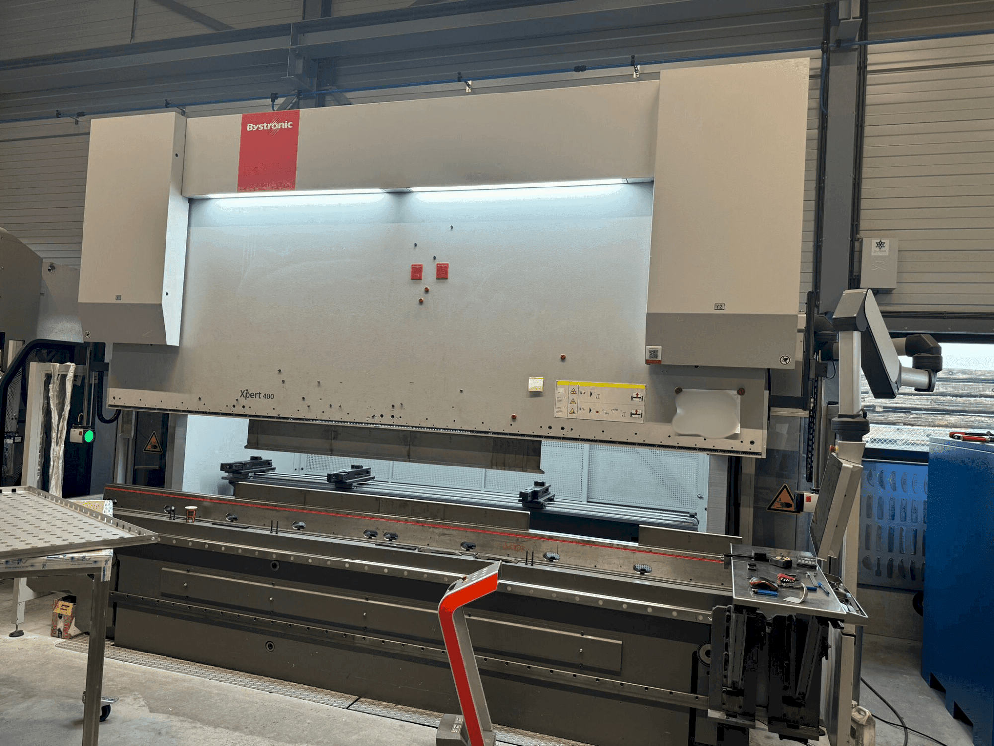 Vue de face de la machine Bystronic Xpert 400/4100