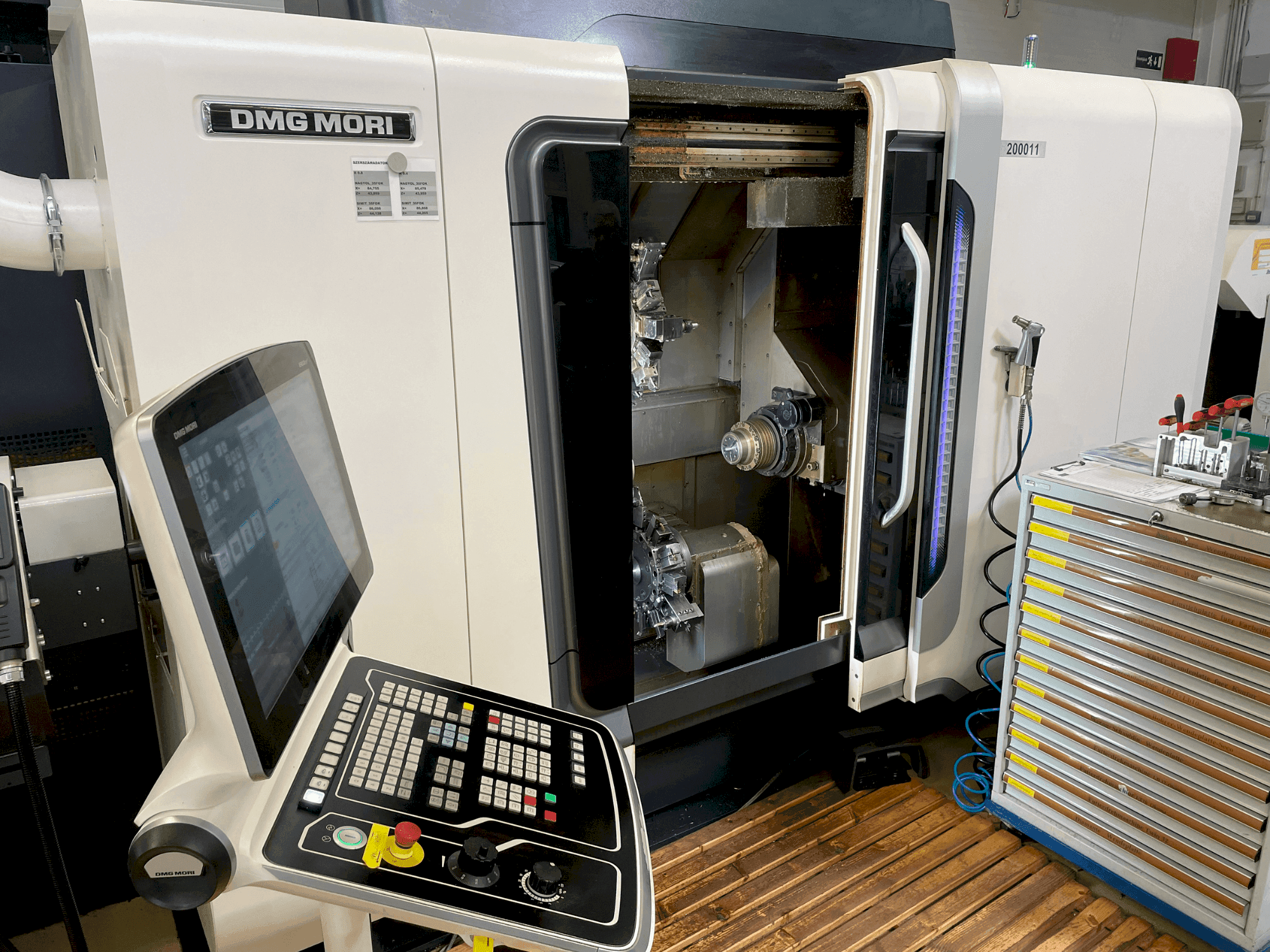Vue gauche de la machine DMG MORI Sprint 50 2T