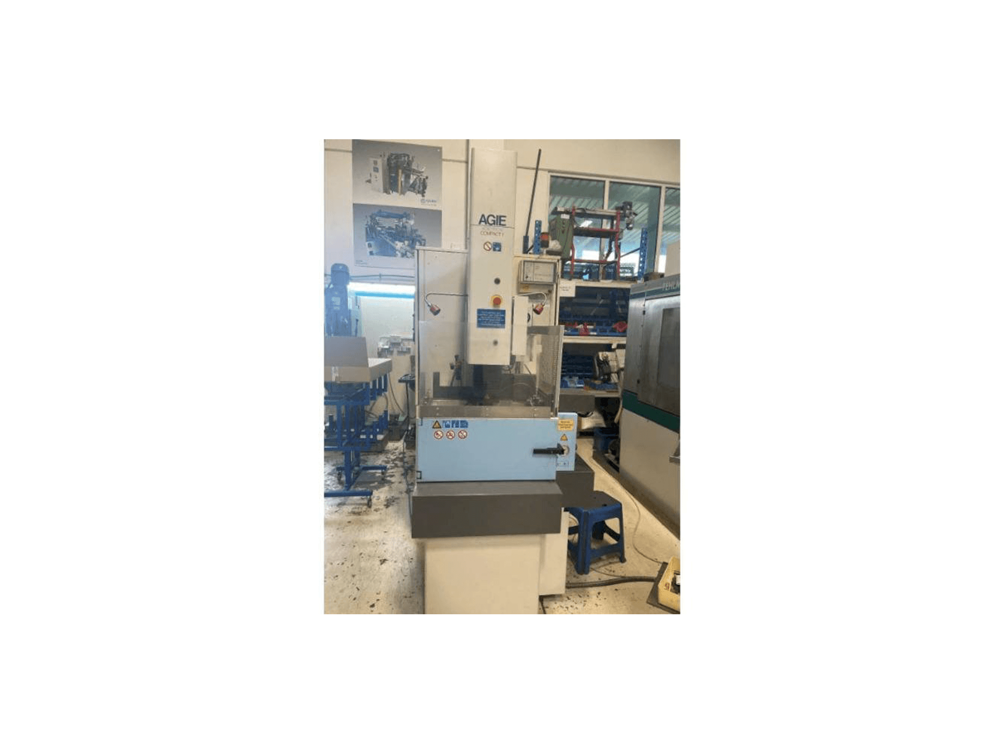 Vue de face de la machine AGIE Agietron Compact 1