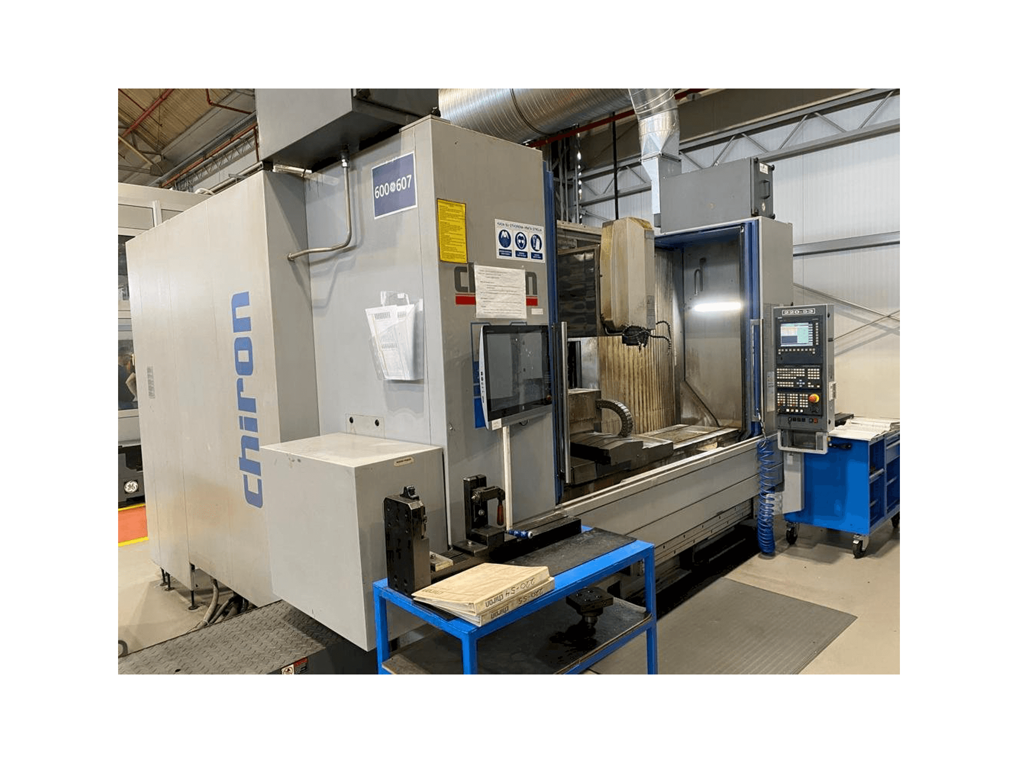 Vue de face de la machine CHIRON MILL 2000