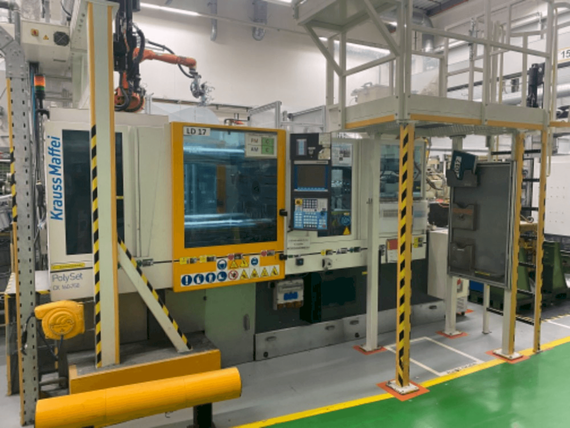 Vue de face de la machine Krauss Maffei 160/750 CX POL