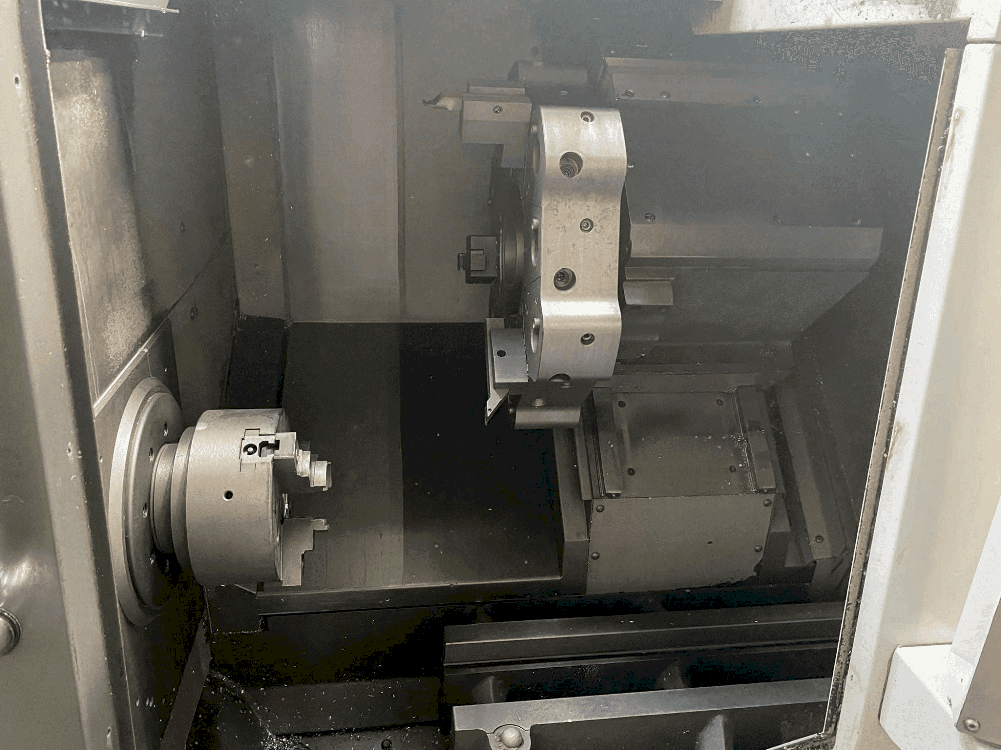 Vue de face de la machine HAAS ST-10