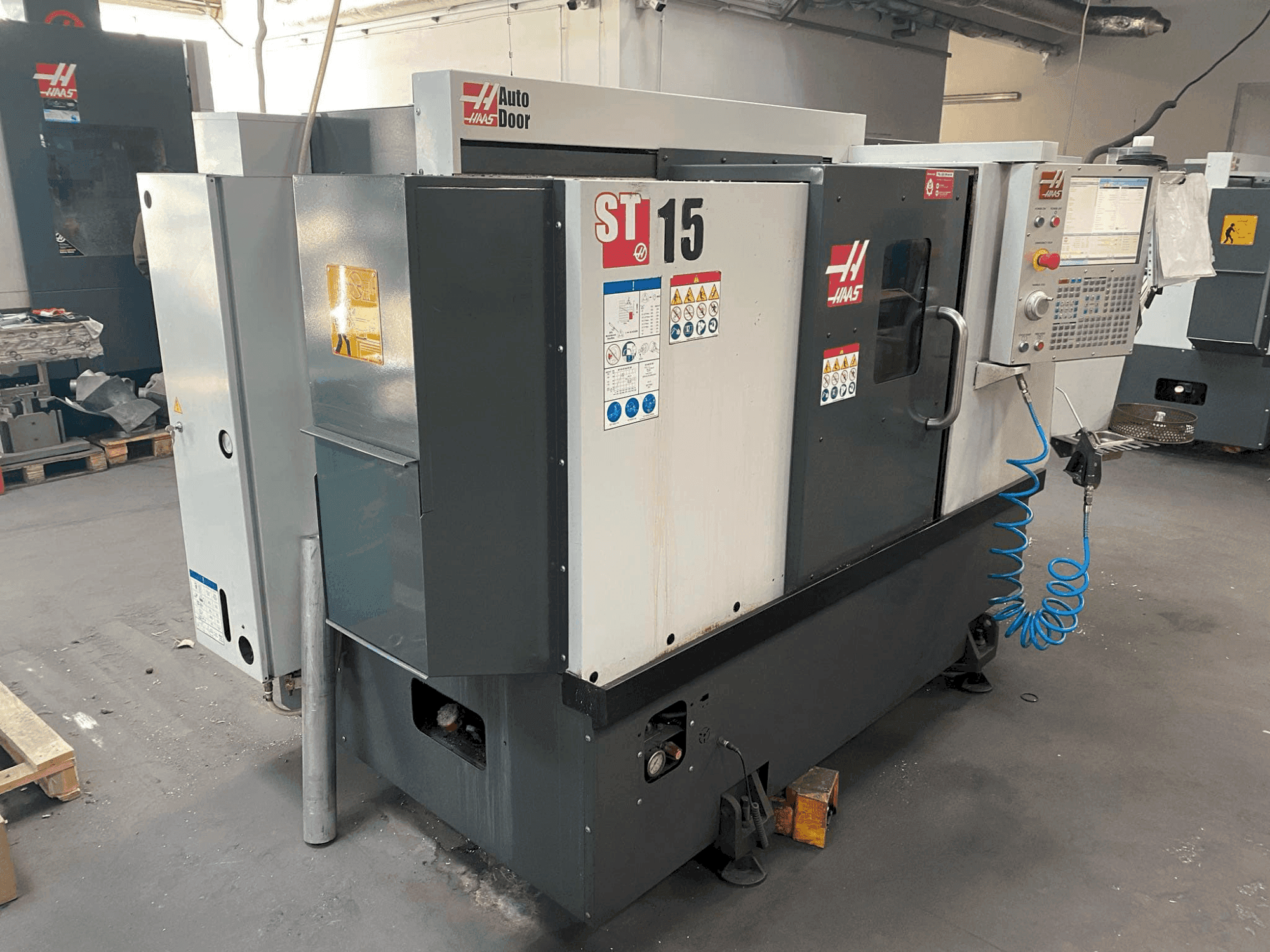 Vue de face de la machine HAAS ST-15