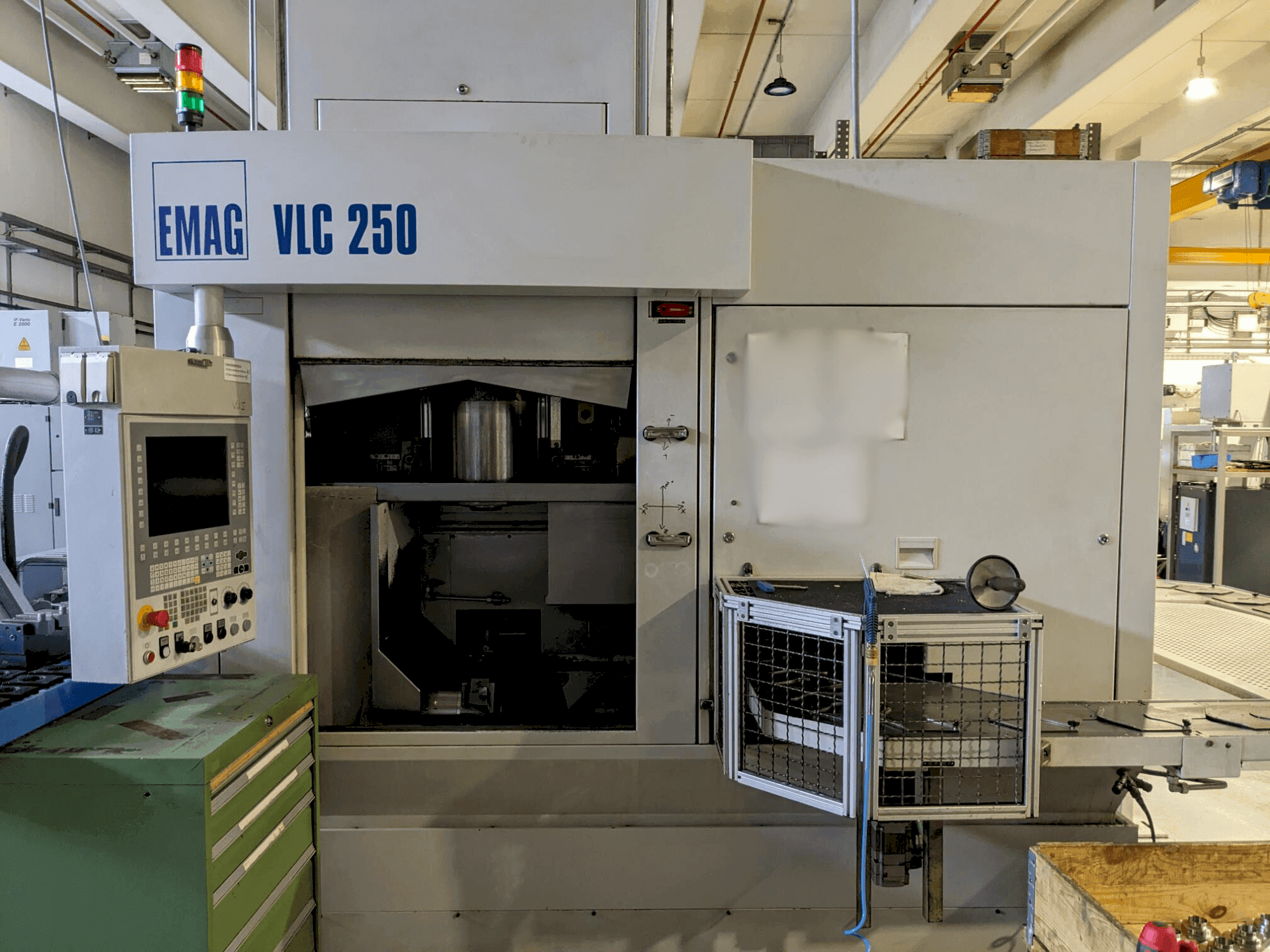 Vue de face de la machine EMAG VLC 250