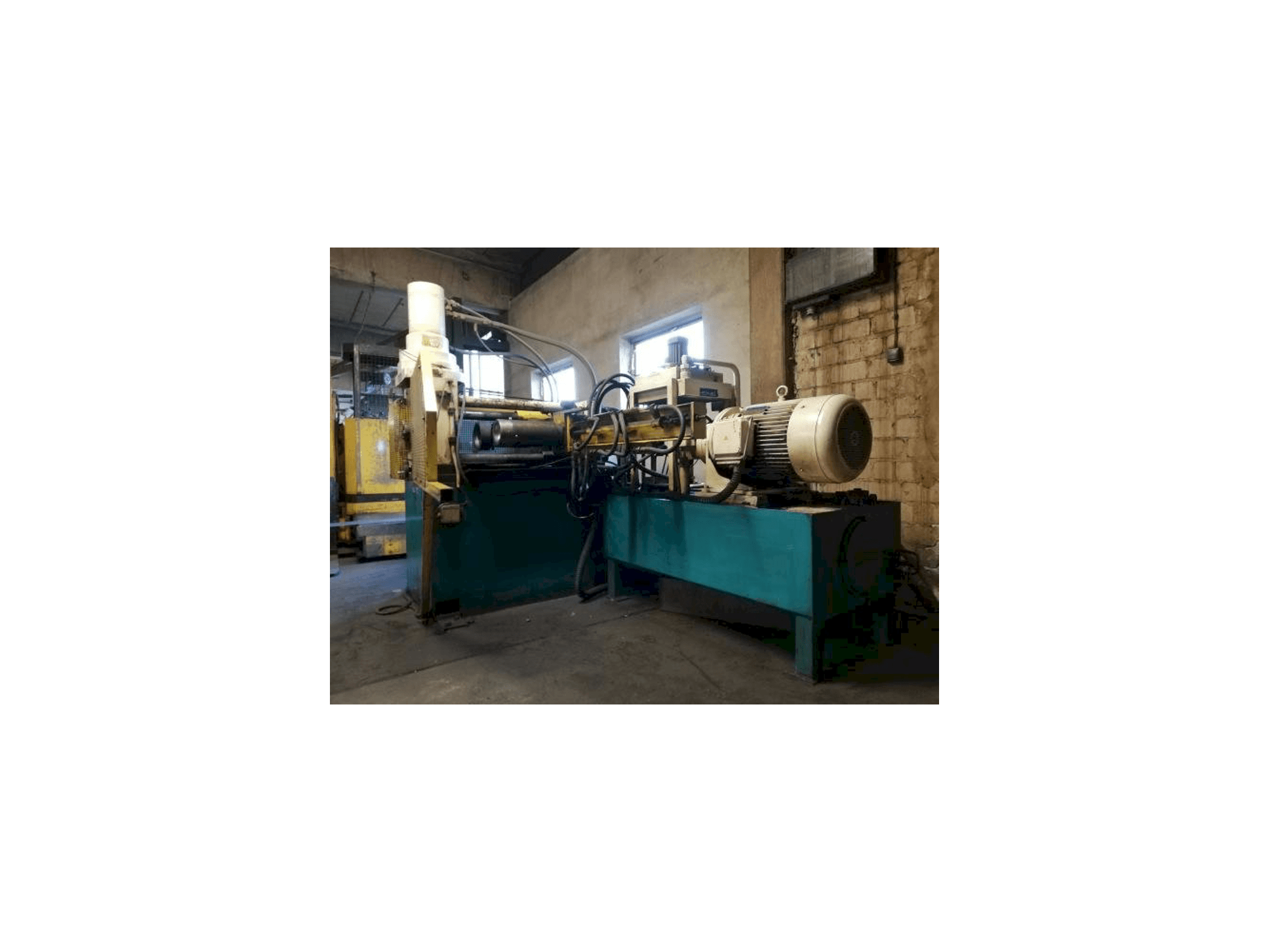 Vue de face de la machine EKALE REP-40-200-3