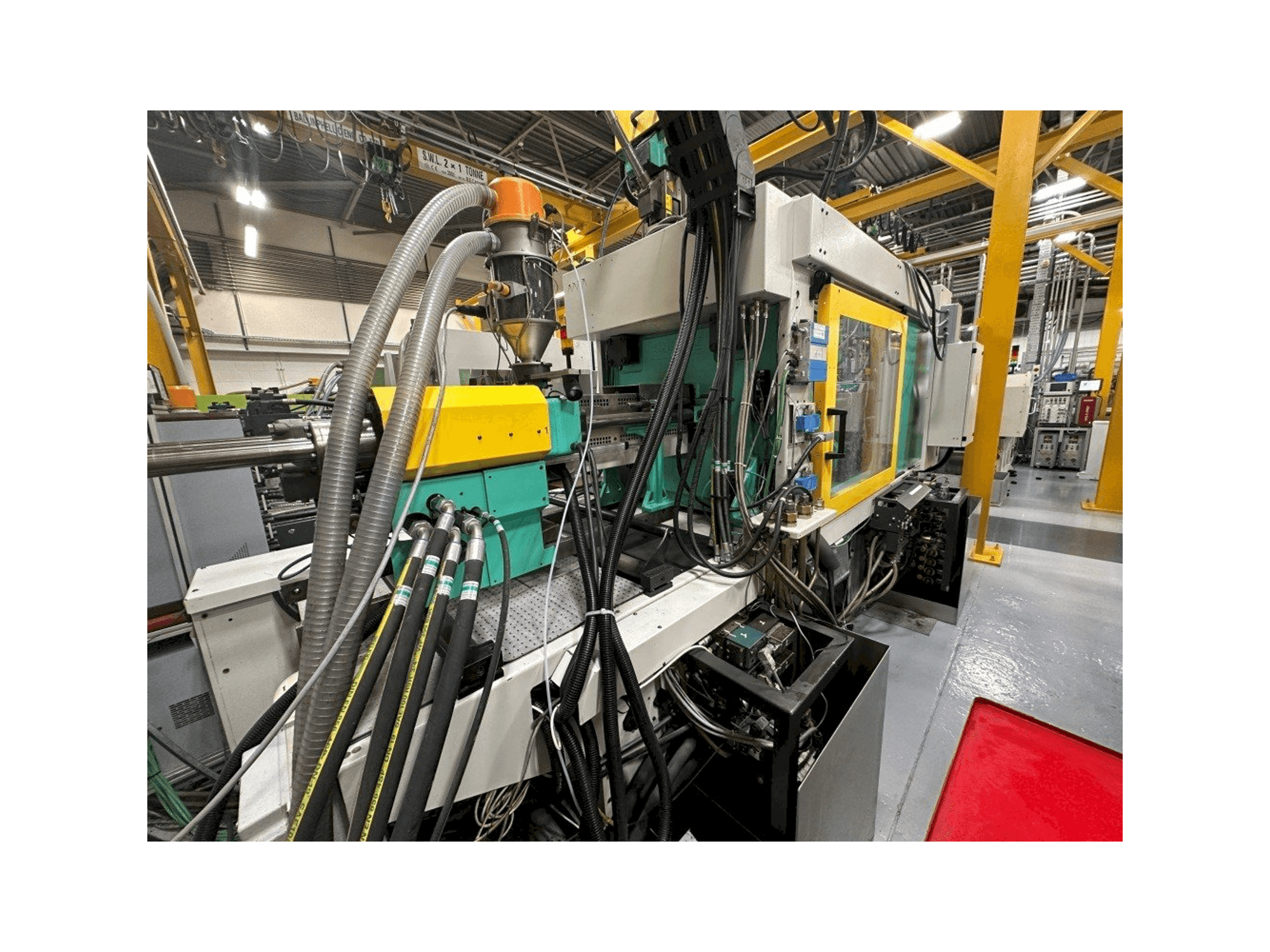 Vue latérale gauche de la machine Arburg Allrounder 570C 2000 -350/150