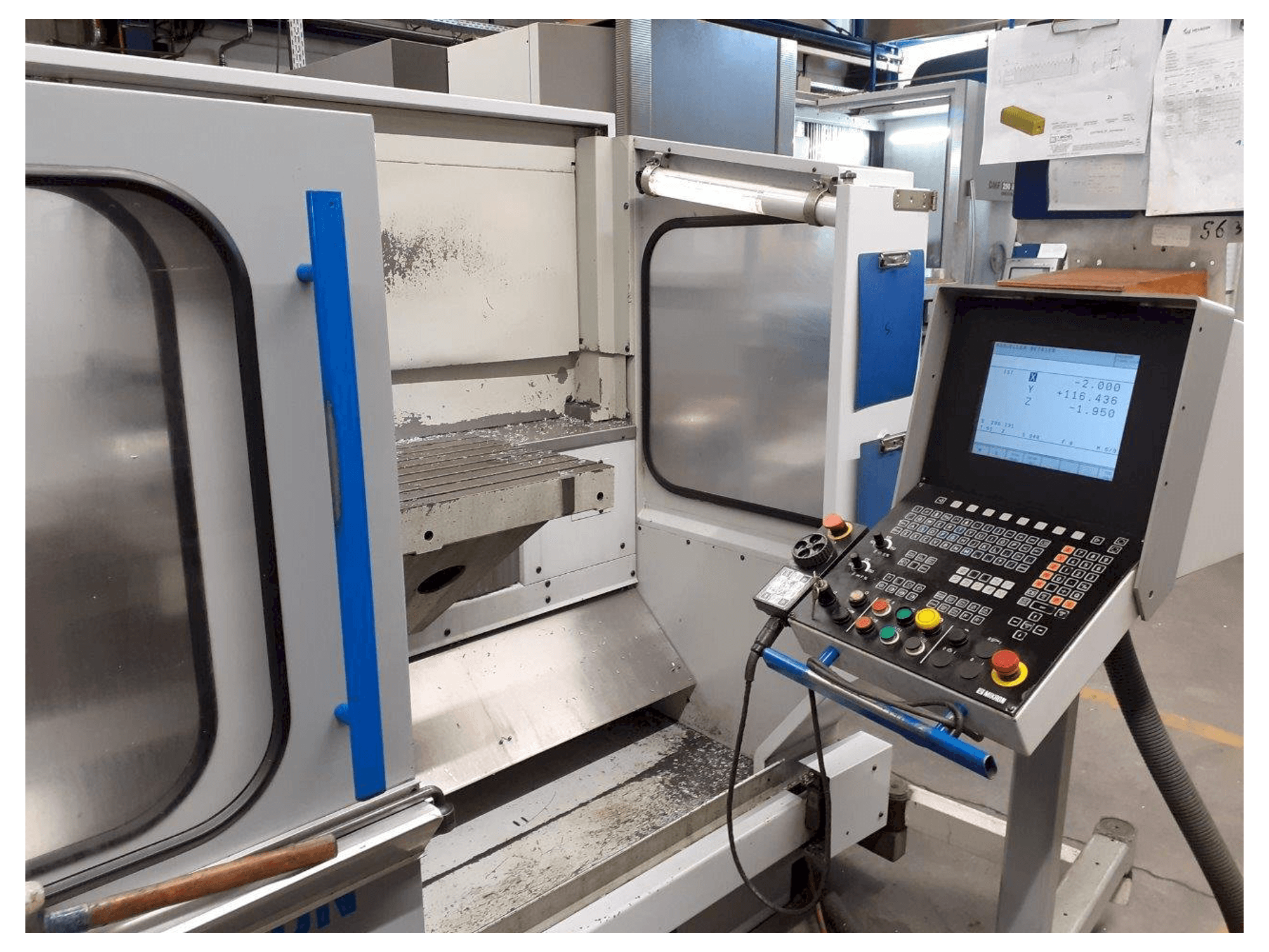 Vue de face de la machine MIKRON UME 600