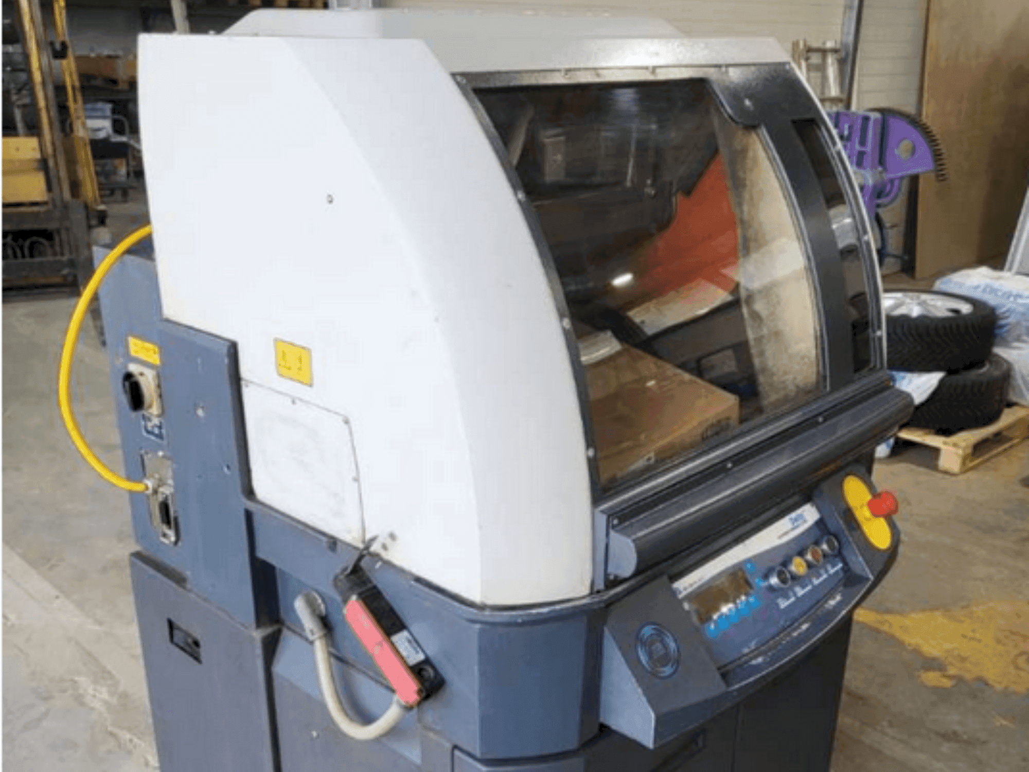 Vue de face de la machine Buehler Large Delta Automatic Chop Cutter 10-1317-400